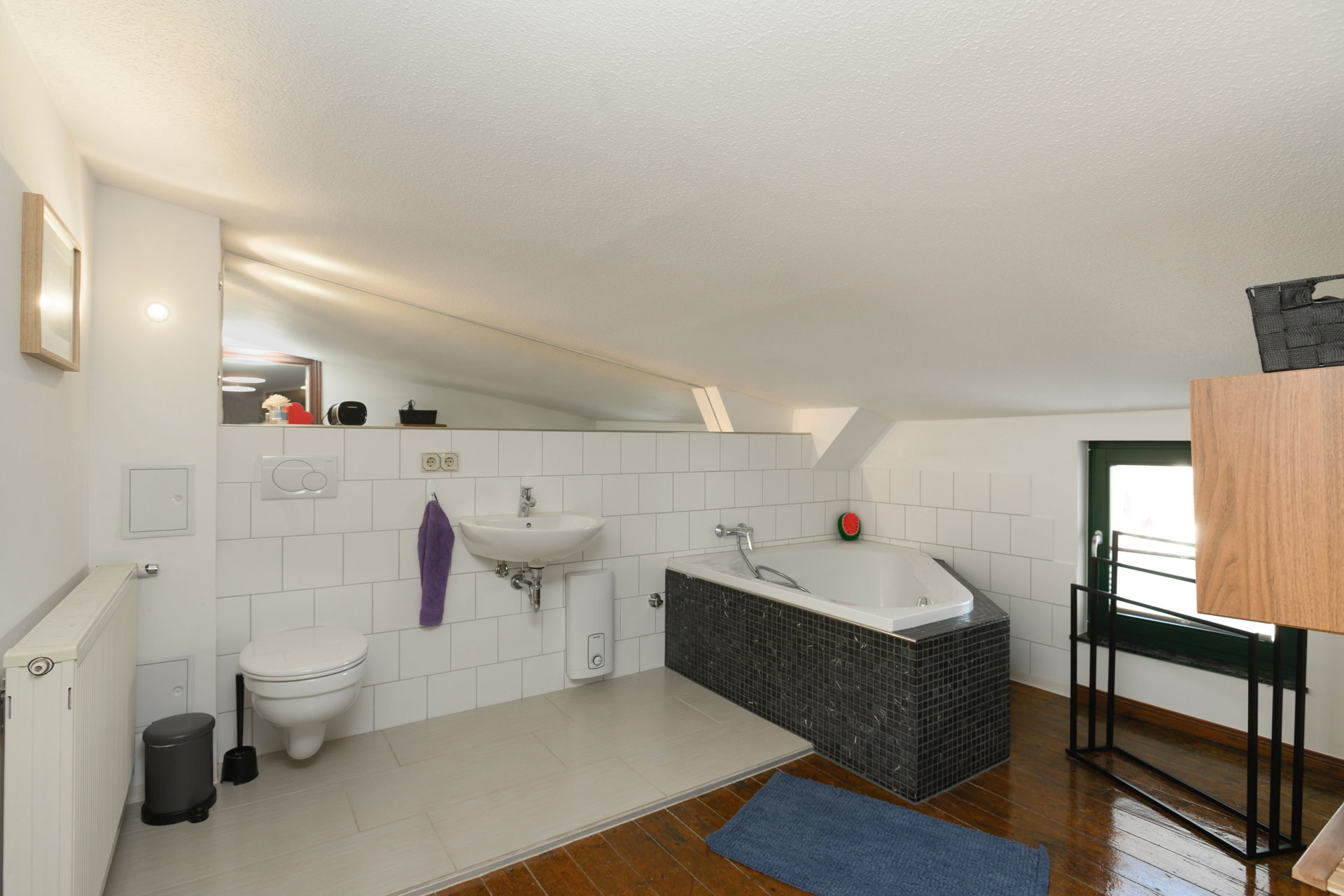 Badezimmer (durch Dachschräge beträgt die Raumhöhe max. 1,80m)