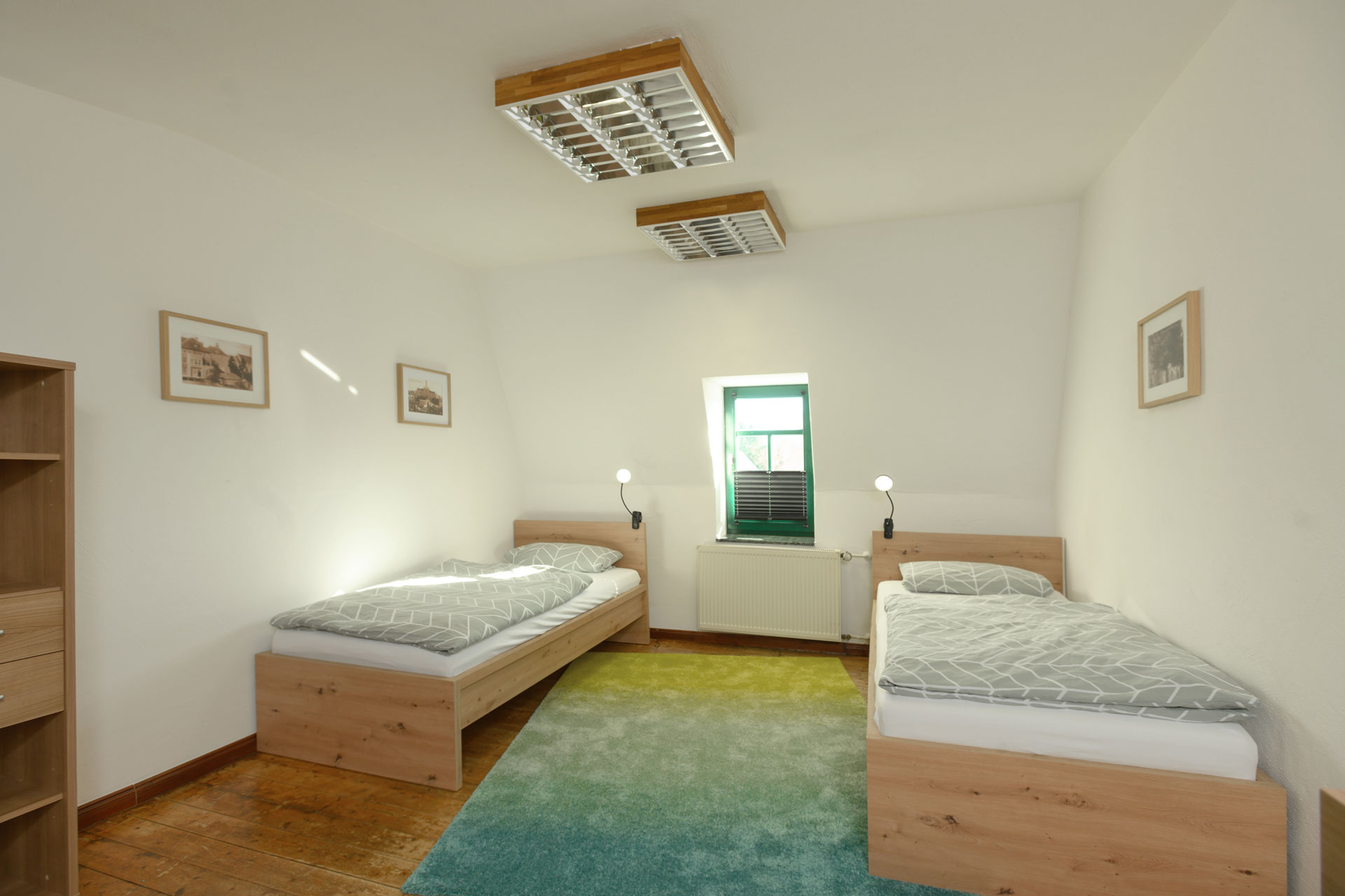 Schlafzimmer mit zwei Einzelbetten
