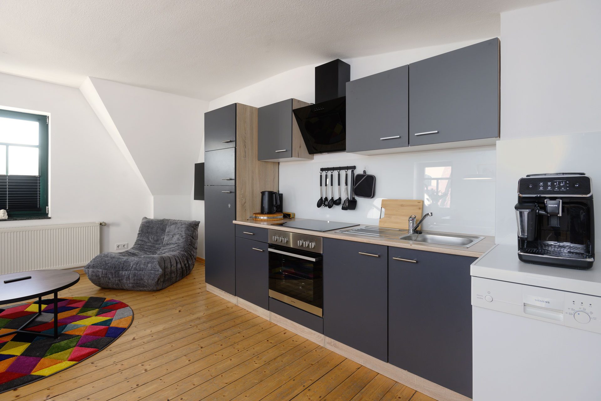 voll ausgestattete Küche mit Geschirrspüler, Kaffeevollautomat und allen Kochutensilien