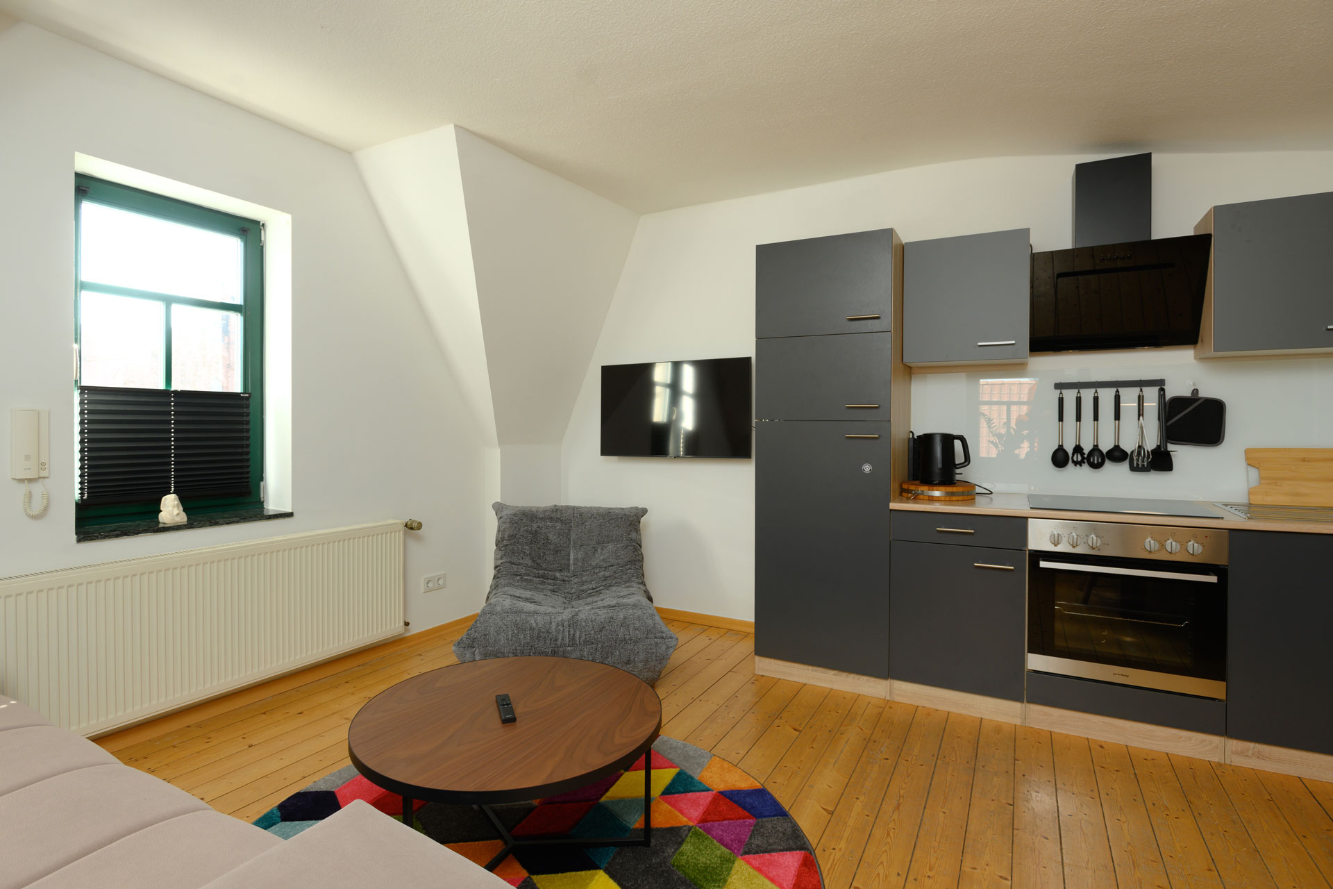 voll ausgestattete Küche mit gemütlicher Sitzecke