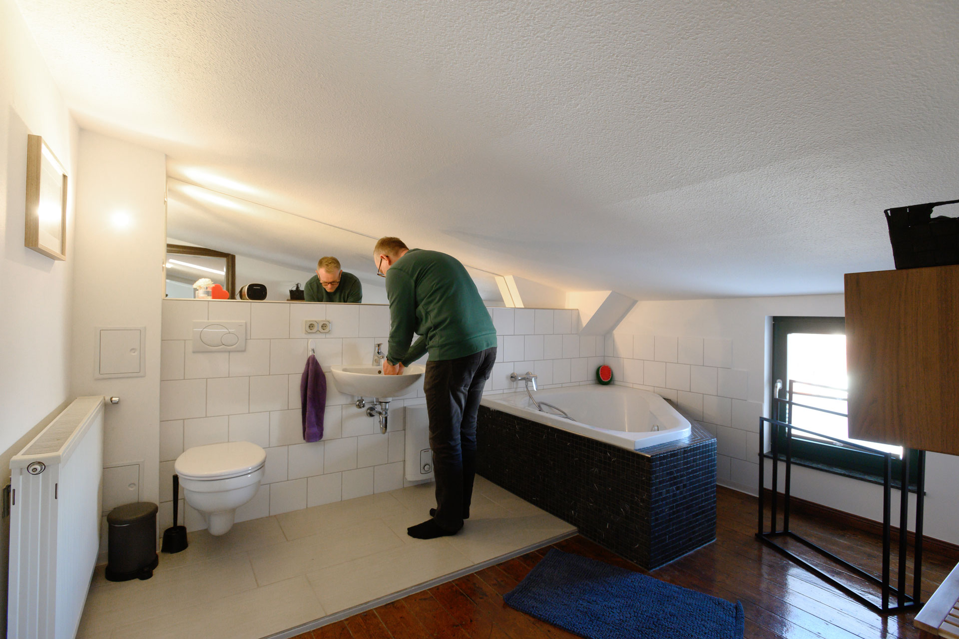 Badezimmer (durch Dachschräge beträgt die Raumhöhe max. 1,80m)