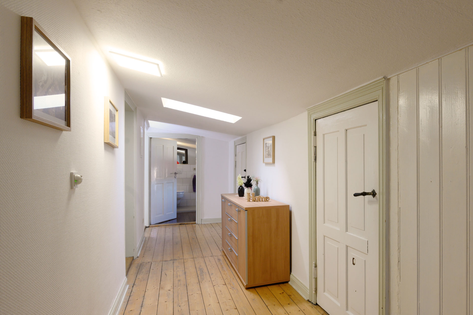 Flur (durch Dachschräge beträgt die Durchgangshöhe max. 1,80m)