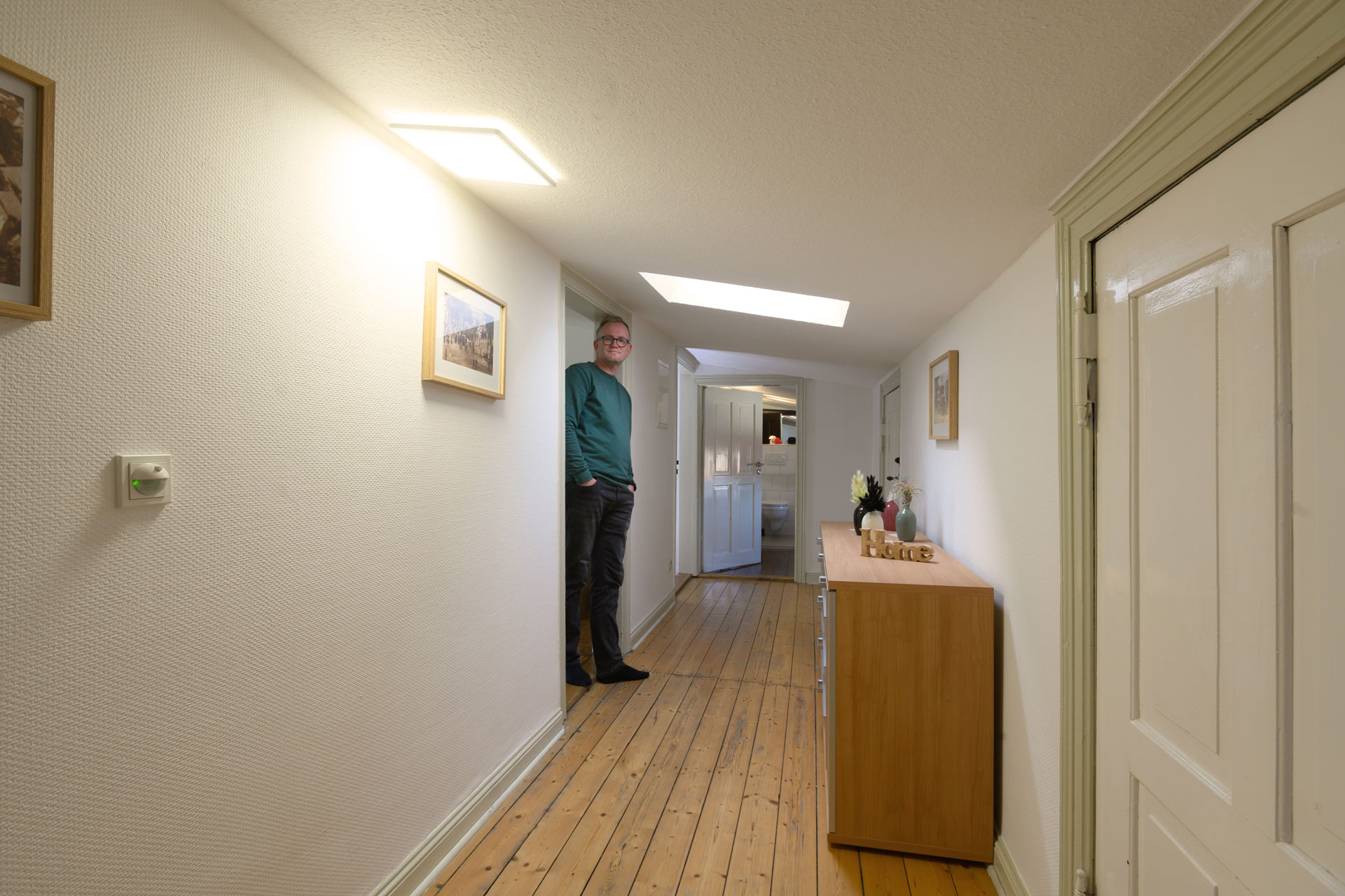 Flur (durch Dachschräge beträgt die Durchgangshöhe max. 1,80m)