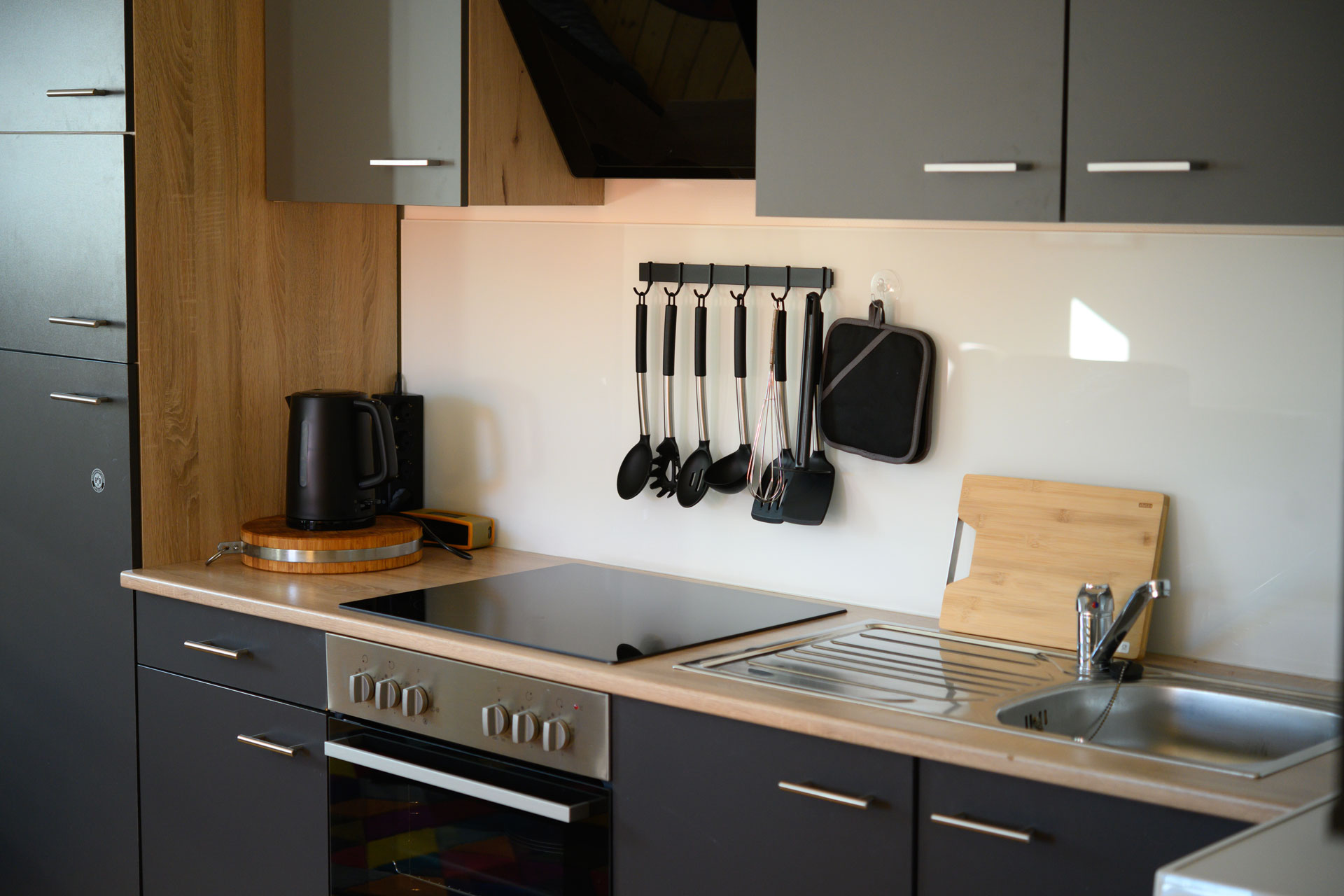 voll ausgestattete Küche mit Geschirrspüler, Kaffeevollautomat und allen Kochutensilien