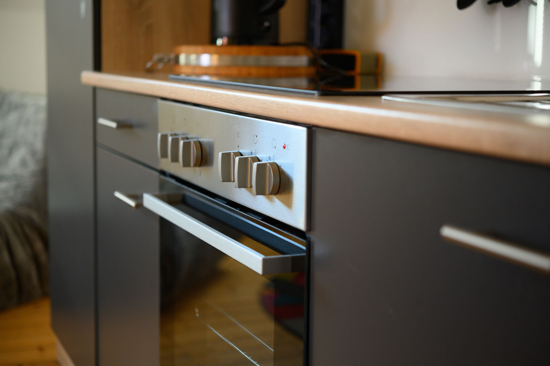 voll ausgestattete Küche mit Geschirrspüler, Kaffeevollautomat und allen Kochutensilien